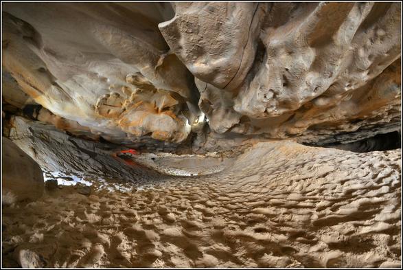 Une petite étendue de sable en souterrain. Le ciel est constitué de grès, auquel les carriers n'ont pas touché, donnant l'impression d'une grotte naturelle.