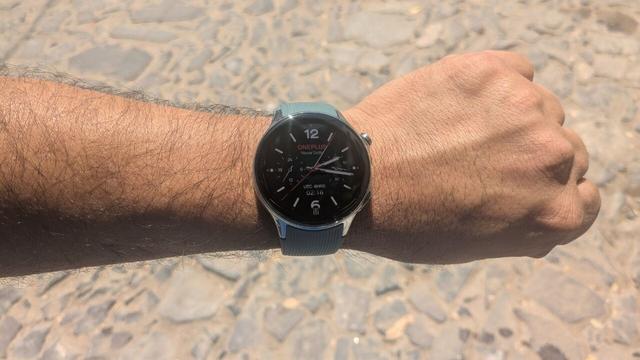 Fotografía de mi nuevo smartwach Oneplus Watch 2 bajo el sol.