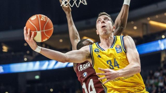 Basketball: Alba Berlin schlägt Frankfurt Skyliners souverän