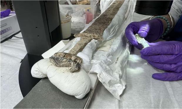 une épée vieille de 1 500 ans retrouvée dans un cimetière anglais
