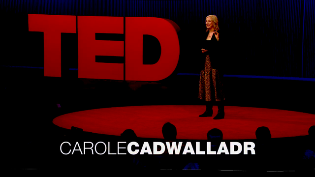 Carole Cadwalladr lors de sa dernière conférence TED (avril 2025)