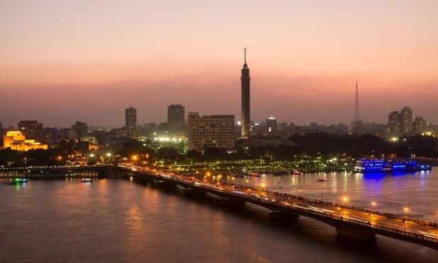 Late evening in Cairo: view of the Qasr al-Nil Bridge and the Cairo Tower at sunset – Wikimedia Commons/Frank Schulenburg
