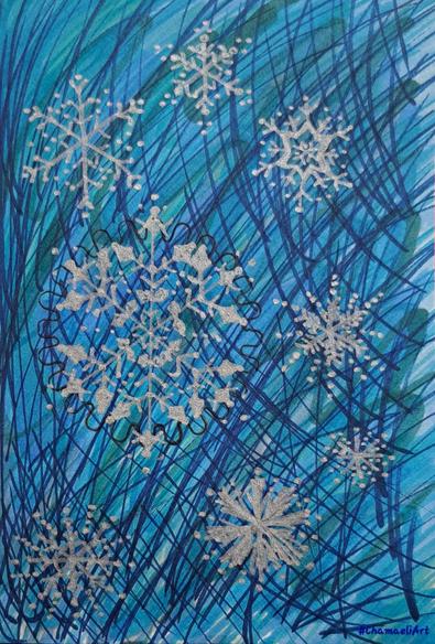 Im Skizzenbuch A6 mit Alkohol Marker, Fineliner und Metallic Pen im Hochformat gezeichnet: Ein Hintergrund aus wilden, sich kreuzenden, unterschiedlichen Linien in verschiedenen Blautönen. Darauf sind mehrere silberne Schneeflocken in unterschiedlichen Größen und Mustern verteilt.