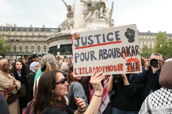 rassemblement de plusieurs centaines de personnes à Paris