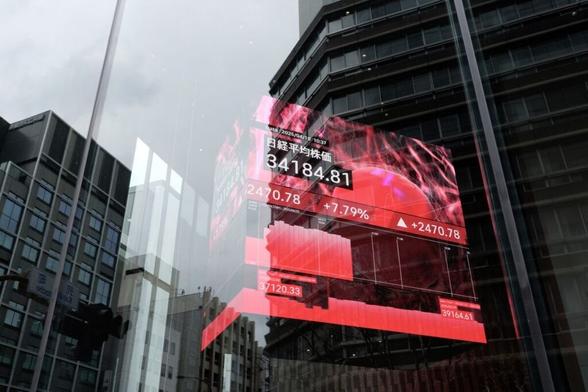 Japan Stocks Rise on Tariff Calm, Toyota Surges on Buyout Report