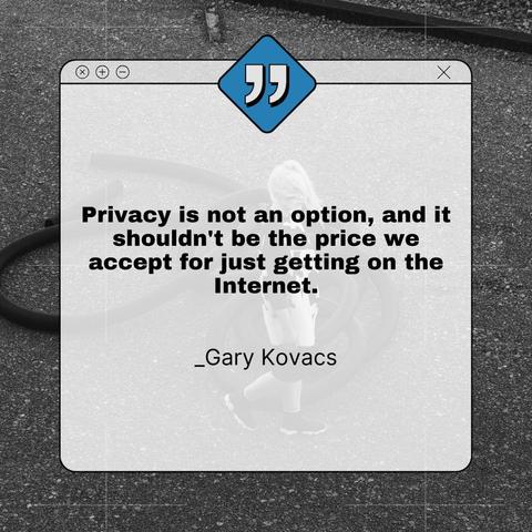 Das Bild zeigt ein zentrales Zitat in einem Fenster, das an einen Computerbildschirm erinnert, mit einem blauen Anführungszeichen-Symbol oben. Das Zitat lautet: "Privacy is not an option, and it shouldn't be the price we accept for just getting on the Internet." Es wird von Gary Kovacs zugeschrieben. Im Hintergrund ist ein verschwommener, grau-schwarz gefilterter Bereich zu sehen, auf dem eine Person in Sportkleidung zu sehen ist, die auf einem Asphaltboden steht. Der Hintergrund scheint eine Art Fitnessgerät zu zeigen. Das Zitat betont die Bedeutung von Privatsphäre im Internet und fordert eine Auseinandersetzung mit der Frage, ob Privatsphäre ein Option ist oder ob sie als Preis für den Zugang zum Internet akzeptiert werden sollte.