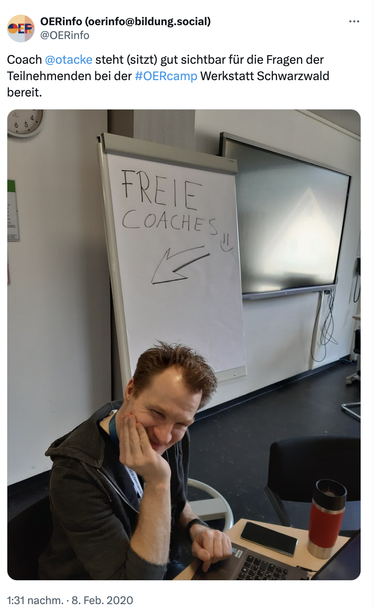 Oliver Tacke, mit Kaffee sitzend. Über ihm steht ein Flipchart, auf dem geschrieben steht: „Freie Coaches“ mit Pfeil auf Olli