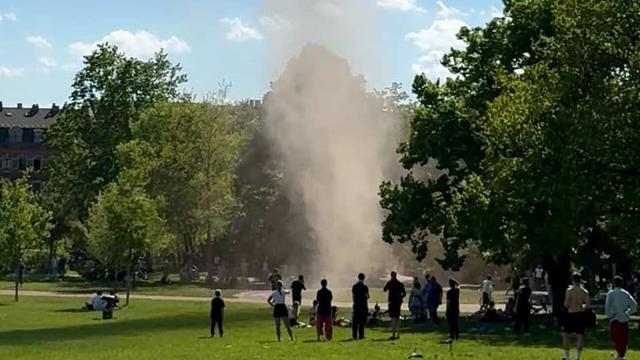 Wetter-Phänomen in Dresden: Riesige Windhose wirbelt durch Park | Regional