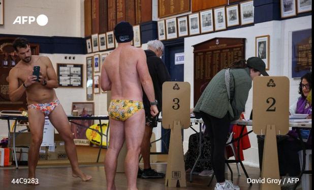 Photo: deux beaux mecs australiens en speedo dans un bureau de vote pour les législatives, David Gray/AFP