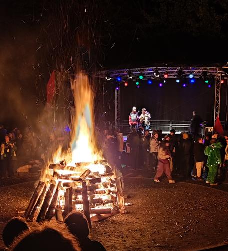Lagerfeuer im Hintergrund die Bühne.