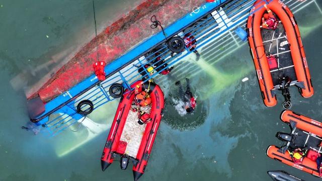 06:54 Touristenboot kentert nach plötzlichem Sturm: Neun Tote - N-TV