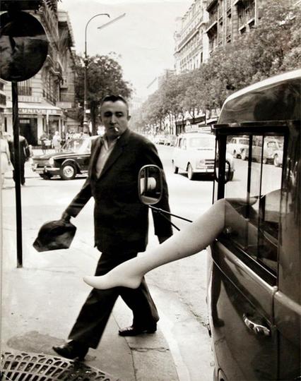 Paris, 1968, un passant jette un coup d’oeil sur une jambe féminine sortant par la fenêtre d’une automobile
