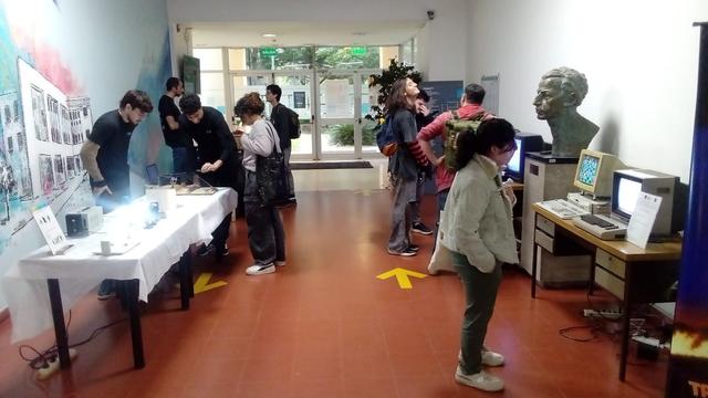 Gente visitando la muestra Programá y Jugá con Retrocomputadoras