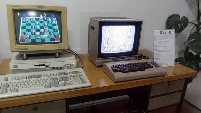 Dos computadoras, una con el videojuego Battle Chess y otra ejecutando un programa hecho con Basic