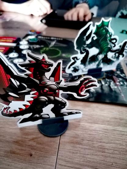 Spielbrett mit 2 Spielfiguren des Spieles King of Tokyo.