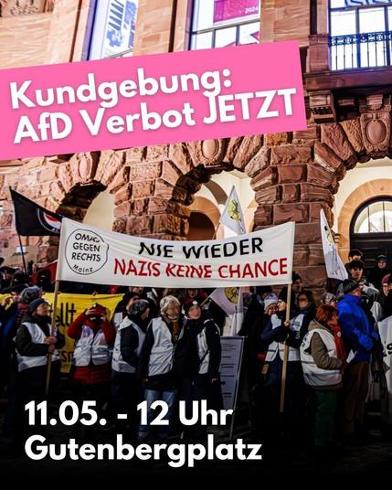 Sharepic. 
Hintergrundfoto: Eine Gruppe "Omas gegen rechts" steht vor dem Staatstheater Mainz und hält ein weißes Banner: "Nie wieder, Nazis keine Chance"
Darüber in weißer Schrift auf rosa Grund: "Kundgebung: AfD Verbot Jetzt"
Ganz unten Text: 11.05. - 12.00 Uhr, Gutenbergplatz