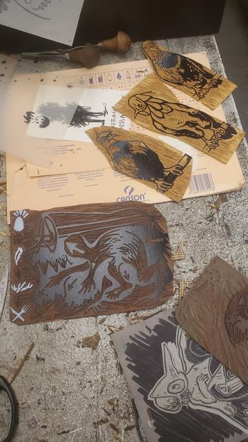 Table de travail suite, linos de pigeons, gouges