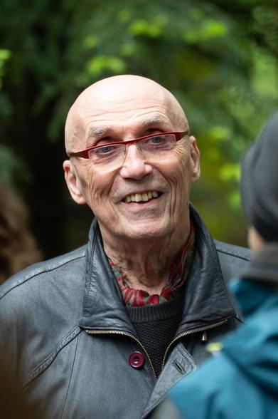 Michel Becker, coauteur de la chasse de la chouette d'or, à Dabo, sur les lieux de la découverte.
