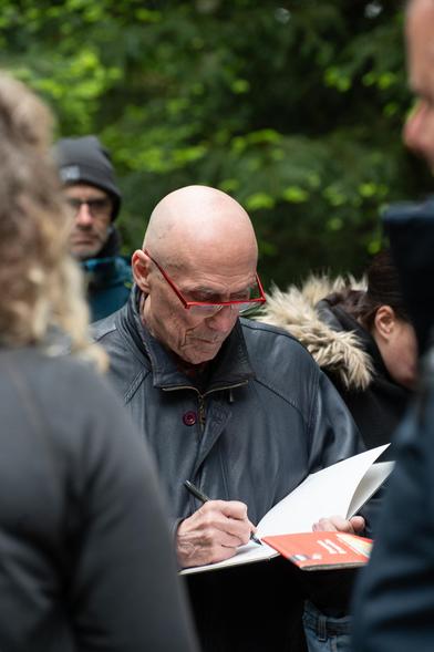 Michel Becker, coauteur de la chasse de la chouette d'or, à Dabo, sur les lieux de la découverte.