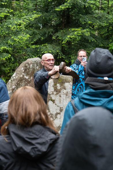 Michel Becker, coauteur de la chasse de la chouette d'or, à Dabo, sur les lieux de la découverte.