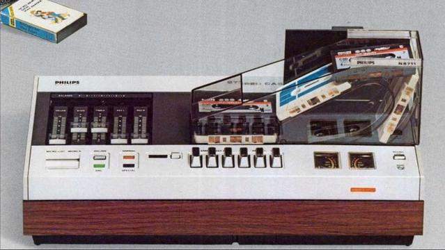 automatically reloading cassette deck