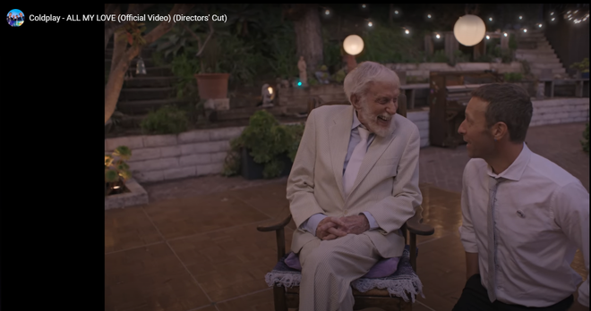 Screenshot Video Coldplay 06.Dez. 2024

Dick Van Dyke

Dick Van Dyke (2024)
Richard Wayne „Dick“ Van Dyke (* 13. Dezember 1925 in West Plains, Missouri) ist ein US-amerikanischer Fernseh- und Filmschauspieler, Entertainer und Komiker. Weltbekannt wurde er durch seine Hauptrollen als Schornsteinfeger Bert in Walt Disneys Mary Poppins (1964) sowie als Caractacus Potts in Tschitti Tschitti Bäng Bäng (1968). Mit seiner The Dick Van Dyke Show erlangte er in den 1960er-Jahren in den USA große Popularität, in den 1990er-Jahren feierte er mit der Krimiserie Diagnose: Mord (Diagnosis Murder) ein Comeback.

https://de.wikipedia.org/wiki/Dick_Van_Dyk