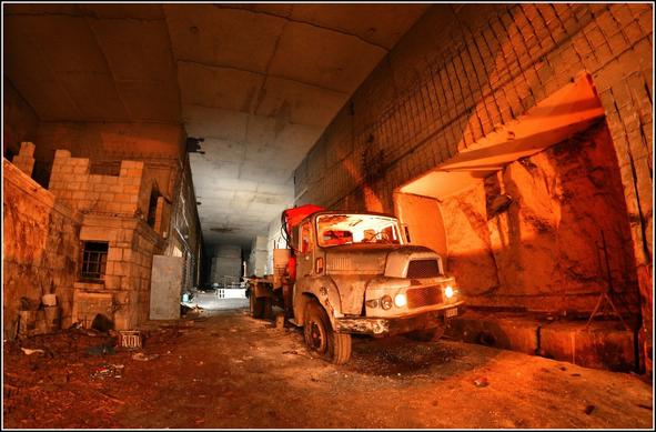 Camion abandonné dans une galerie en carrière souterraine.