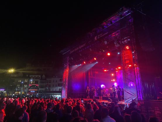 Nicole Bernegger und Band spielt um Mitternacht am „Barfi“ (Barfüsserplatz) in Basel zum Auftakt des #ESC2025