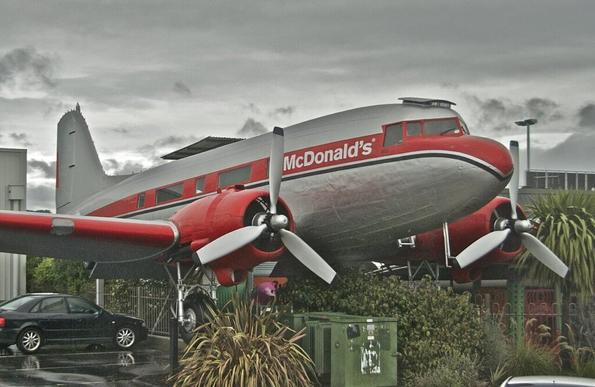 Un-Mc-Donald-s-dans-un-avion-a-Taupo-en-Nouvelle-Zelande-2