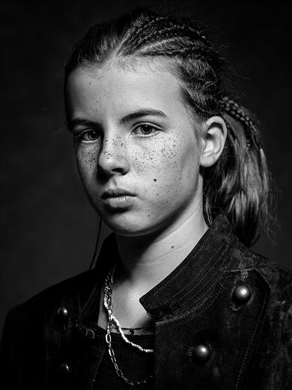 Studioportrait eines ernst in die Kamera schauenden 10jährigen Mädchens