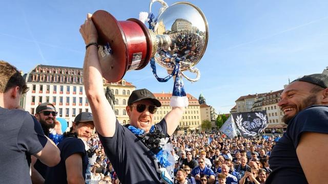Eishockey: Polizei hilft Dresden beim Pokal-Schmuggel | Sport