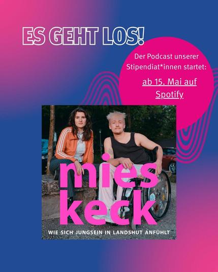 Es geht um den Gewinner der Ausschreibung für Menschen mit Behinderung. Laura Mies sitzt neben Matthias Keck. Er sitzt in einem Rollstuhl. Coverbild für Podcast: „Mies Keck“. Wie sich Jungsein in Landshut anfühlt. Zu hören ab dem 15. Mai auf Spotify.
