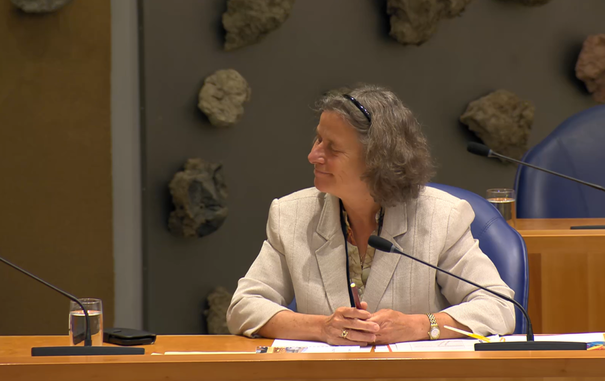 Marjolein Faber in de Tweede Kamer, tijdens het vragenuurtje. Aanleiding is de vragen over het onthouden van alle uitjes aan minderjarige asielzoekers.