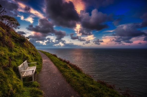 Küstenpfad in Devon, England am Abend.