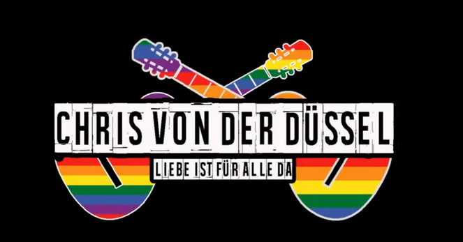 Das Bild zeigt ein Logo mit einem schwarzen Hintergrund. Im Zentrum befinden sich zwei gekreuzte Gitarren, deren Köpfe und Körperschaften in den Farben des Regenbogens gestaltet sind. Über den Gitarren steht in großen, weißen, blockartigen Buchstaben "CHRIS VON DER DÜSSEL". Darunter, in kleineren, ebenfalls weißen Buchstaben, steht "LIEBE IST FÜR ALLE DA". Die Farben des Regenbogens symbolisieren die LGBTQ+-Bewegung und stehen für Vielfalt und Inklusion. Das Logo vermittelt eine Botschaft der Liebe und Akzeptanz für alle.