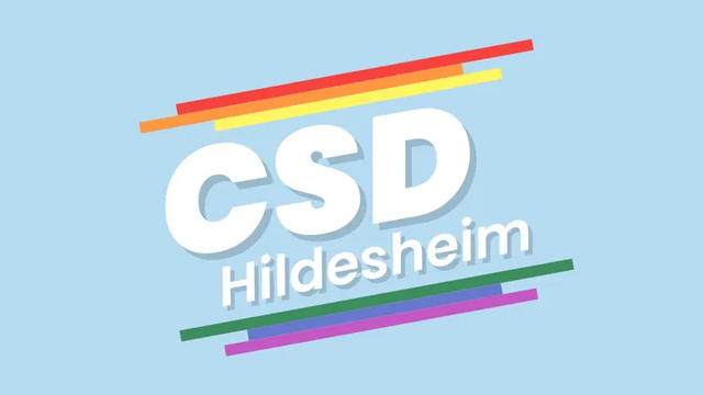 Logo vom CSD-Hildesheim. Diagonal nach rechts aufsteigende Schrift, darüber und darunter Balken mit jeweils einer Hälfte des Regenbogens.