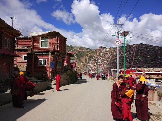 Sertar, largest Tibetan Buddhist institute in the world. Oh,  how I wish I could study there ...