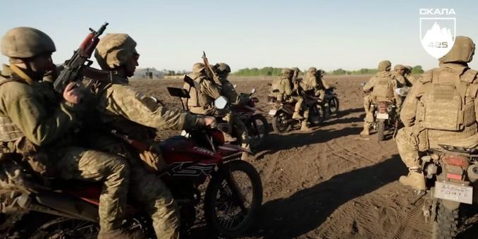 New Ukrainian Assault Unit Features Riflemen Shooting From Motorbikes