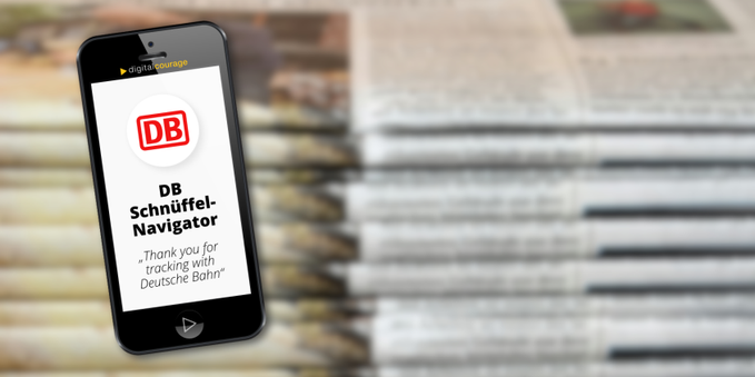 Das Bild zeigt ein Smartphone mit dem Text:

DB Schnüffel-Navigator
„Thank you for tracking with Deutsche Bahn“

Im Hintergrund ist ein unscharfer Zeitungsstapel zu sehen. Oben links auf dem Smartphone ist das Logo von Digitalcourage zu erkennen.

Das Bild spielt ironisch auf das ausufernde Tracking in der DB-Navigator-App an und verbindet dies mit dem öffentlichen Medienecho (symbolisiert durch die Zeitungen).
