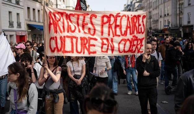 Un rassemblement festif s’est tenu à Paris contre les coupes budgétaires dans la culture