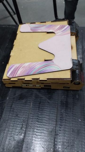En la imagen se ve Wawa laptop sobre la mesa