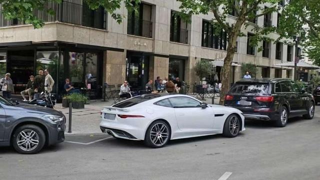 Poserszene in Stuttgart: Mehr als fünf Strafzettel täglich hinterm Rathaus