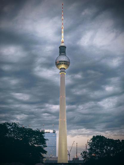 Der Berliner Fernsehturm im Abendlicht.