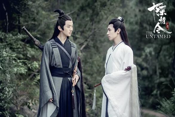 Song Lan (actor Li Bowen, in black and gray robes) and Xiao Xing Chen
(actor Song Jiyang, in white robes) staring at each other.