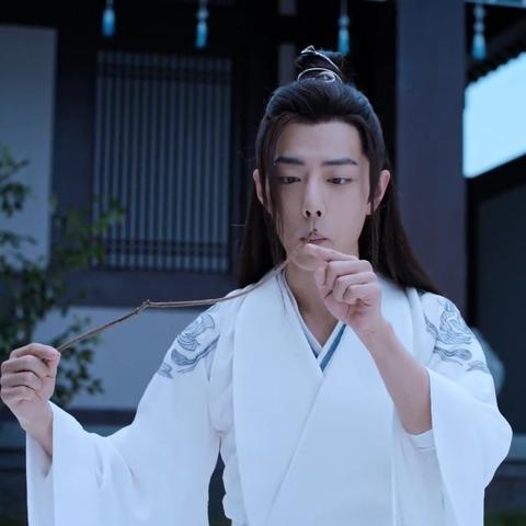 Teenage Wei Wuxian is sent to kneel and think about his actions during the lectures in Cloud Recesses. Instead, he uses a thin stick to play with ants.