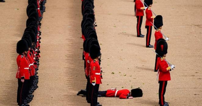 Moment Buckingham Palace guard collapes and has to be carried away in stretcher | Royal | News