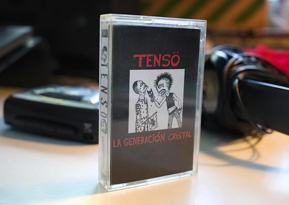 Foto de una cinta de la banda punk Tensö. Portada hecha con Inkscape a partir del álbum de "La generación cristal" (muy buenos).