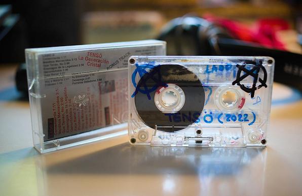 Foto de una cinta de la banda punk Tensö. Portada hecha con Inkscape a partir del álbum de "La generación cristal" (muy buenos).