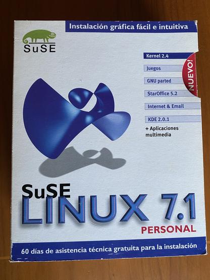 Una caja deSuSE 7.1 de cuando el software se vendía en cajas. La portada indica que la instalación es gráfica y fácil y detalla qué programas contiene