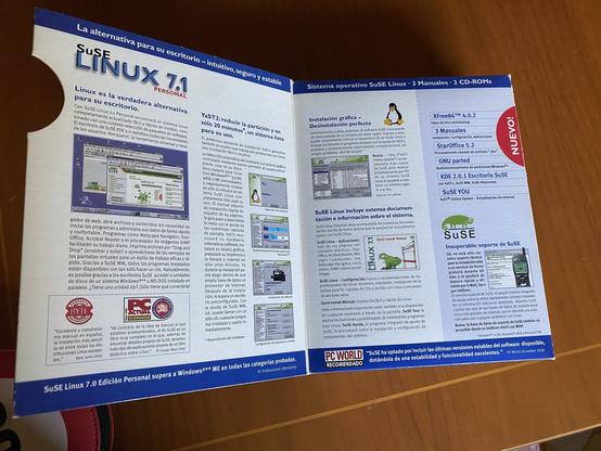 La caja de SuSE se podía abrir como un libro y dentro venían todas las bondades de esta distribución con muchas capturas de pantalla a modo de ejemplo